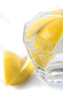 soda water and lemon slices