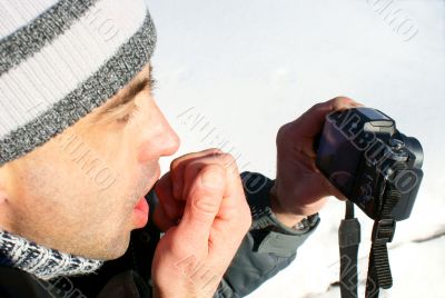 The man photographes in the winter