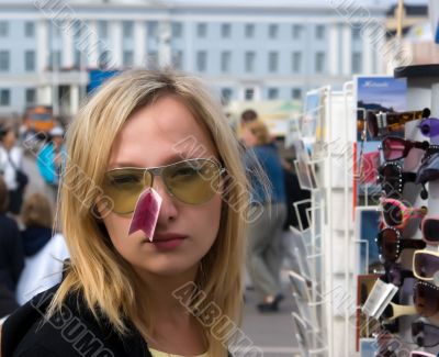 The girl tries on sun glasses
