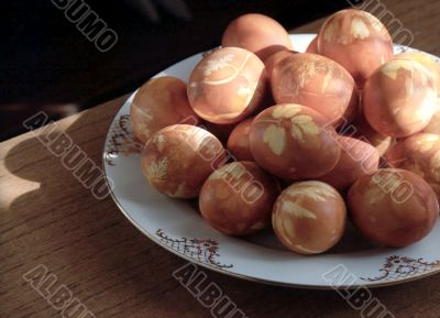 Pasch-eggs on the plate