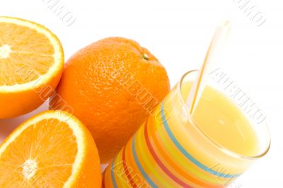 glass of juice and oranges