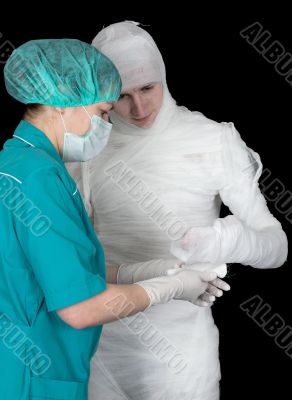 Doctor to give bandaged patient
