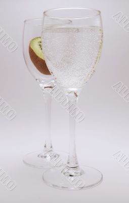 Two transparent glass and one with a kiwi