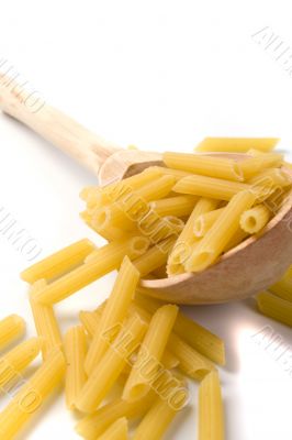  macaroni in wooden spoon