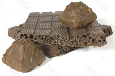 Porous chocolate and sweet chocolate
