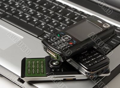 Black keyboard and mobile phone