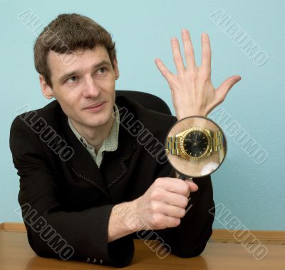 Person view a watch through a magnifier