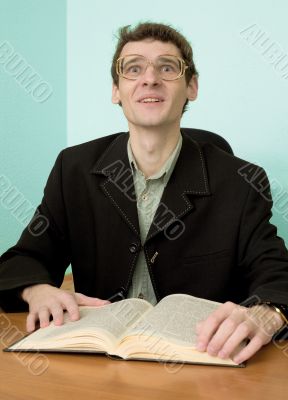 Guy in eyegasses reads the book