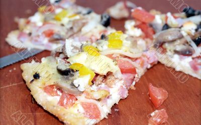 Parts of cutting hot pizza