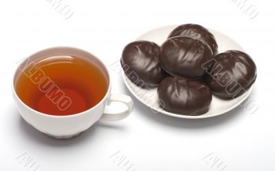 Marshmallow and cup with tea.
