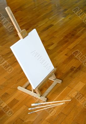 Easel with blanc canvas