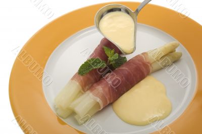 asparagus with parma hams and sauce Hollondaise
