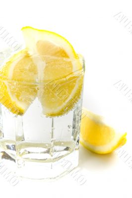 soda water and lemon slices
