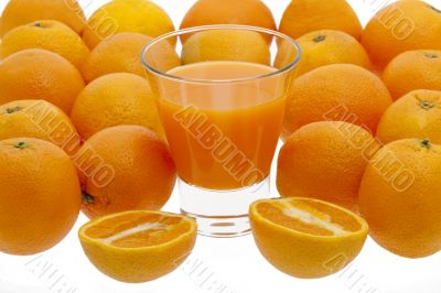 Orange juice with fresh oranges