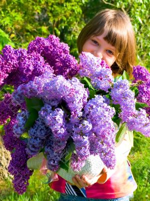 photo of the spring girl with lilac bouquet