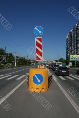 A right detour sign