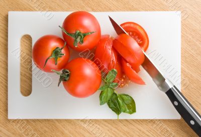 Cutting tomatoes