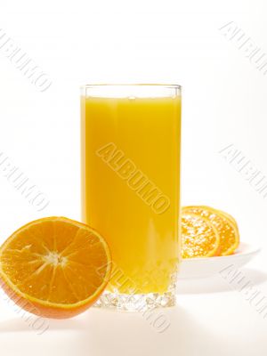 Orange juice on the table with sliced fruit