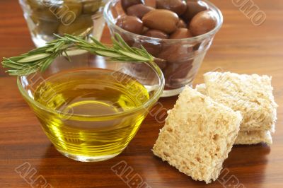 Two jars of green and black olives and croutons