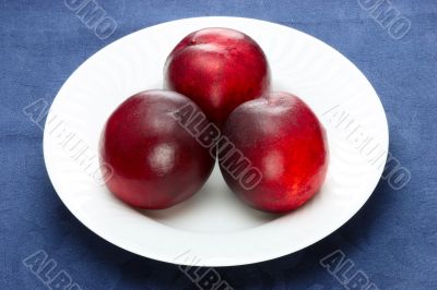 plate full of fresh and sweet peaches