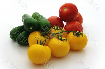 Yellow tomatos, red tomatos, cucumbers