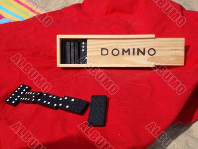 domino on red