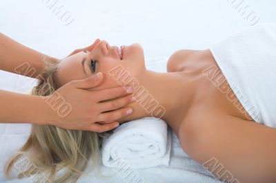 facial massage to the girl