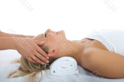 facial massage to the girl