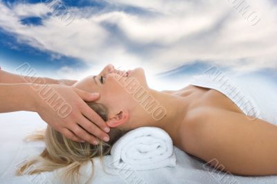 facial massage to the girl