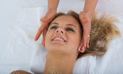 facial massage to the girl