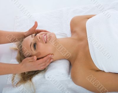 facial massage to the girl