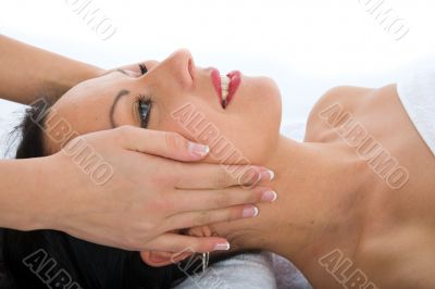 facial massage to the girl