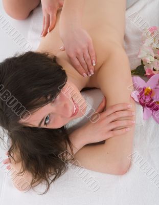 relax massage to the girl