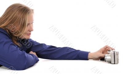 The woman photographes itself