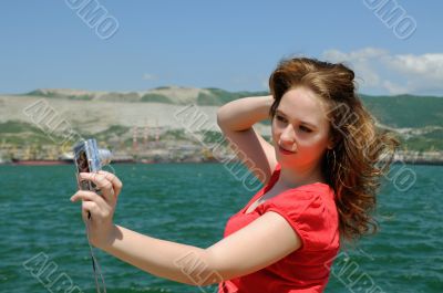 The girl photographes itself