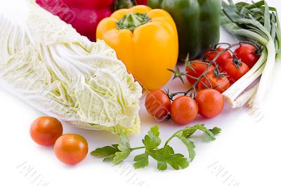 Cabbage with cherry tomatoes, lettuce and pepper