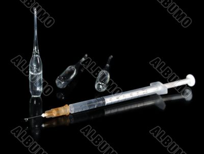 Medical syringe and ampoule