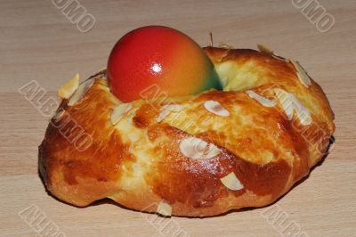 cake with Easter egg