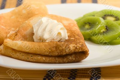 pancakes with cream and kiwi fruit