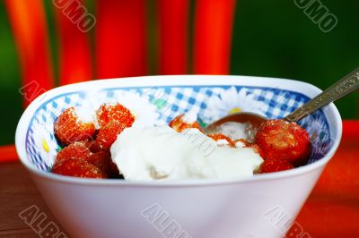 Breakfast strawberries with cream