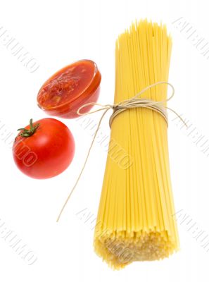 Raw spaghetti with fresh tomatoes