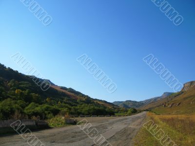 Road between the mountains