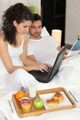 couple eating breakfast in room