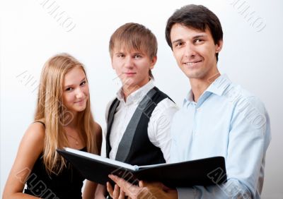 &Ntilde;loseup of adult teacher with students at the behind