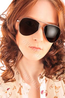 Closeup portrait of beautiful fashion woman wearing sunglasses o
