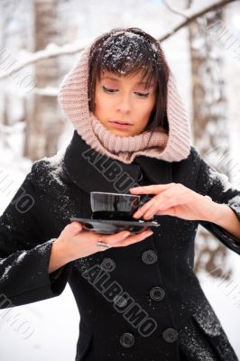 Portrait of young beautiful woman standing alon</spa