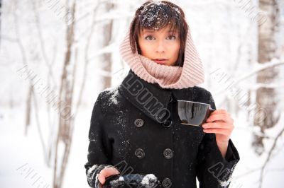 Portrait of young beautiful woman standing alon</spa
