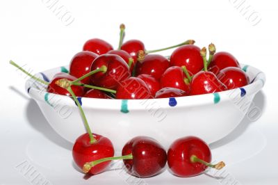 many cherries  in a bowl