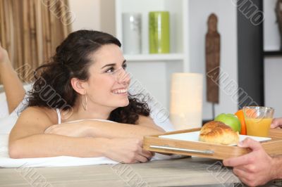 Man bringing breakfast to girlfriend