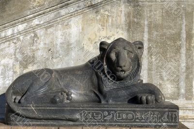 statue of a reclining lion
